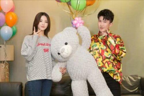 娱乐吃瓜背景图片下载,吃瓜群众背后的故事